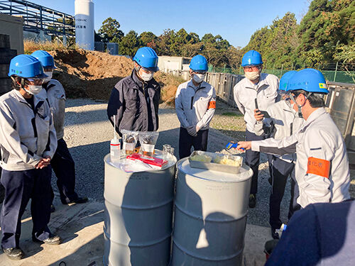 溶剤をウエスにしみ込ませ酸化発熱を体験（香料工場）